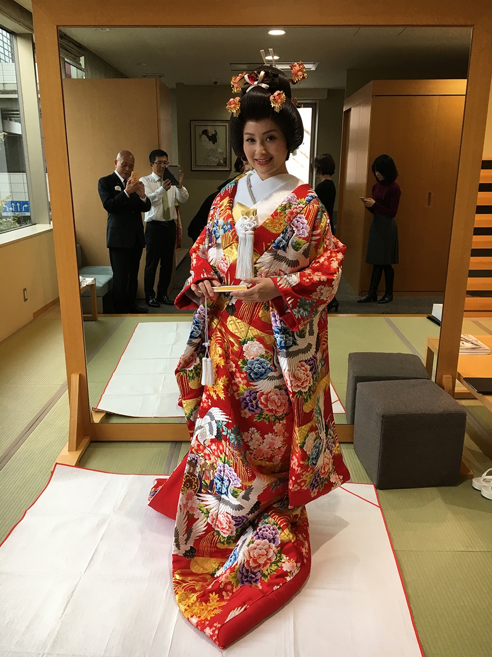 Lan Phương cho biết, bộ kimono với hoa văn sặc sỡ này được dệt bằng tay được dệt bằng tay bằng kỹ thuật tuyệt đỉnh cách đây 30 năm. Sự quí hiếm của bộ trang phục truyền thống này là sự sắp xếp từng sợ chỉ để dệt nên bức tranh sống động chứ không phải là kỹ thuật thêu.