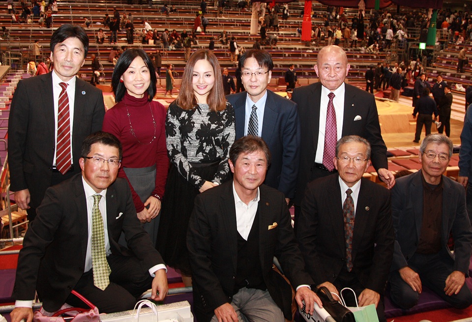 Lan Phương cho biết sở dĩ cô được sự quan tâm đặc biệt là vì tất cả khách mời đều là đàn ông, có lẽ vì hầu hết là những nhà lãnh đạo, chủ tập đoàn, công ty… ở Nhật đều là đàn ông, chỉ mỗi cô và chị phiên dịch là phụ nữ.