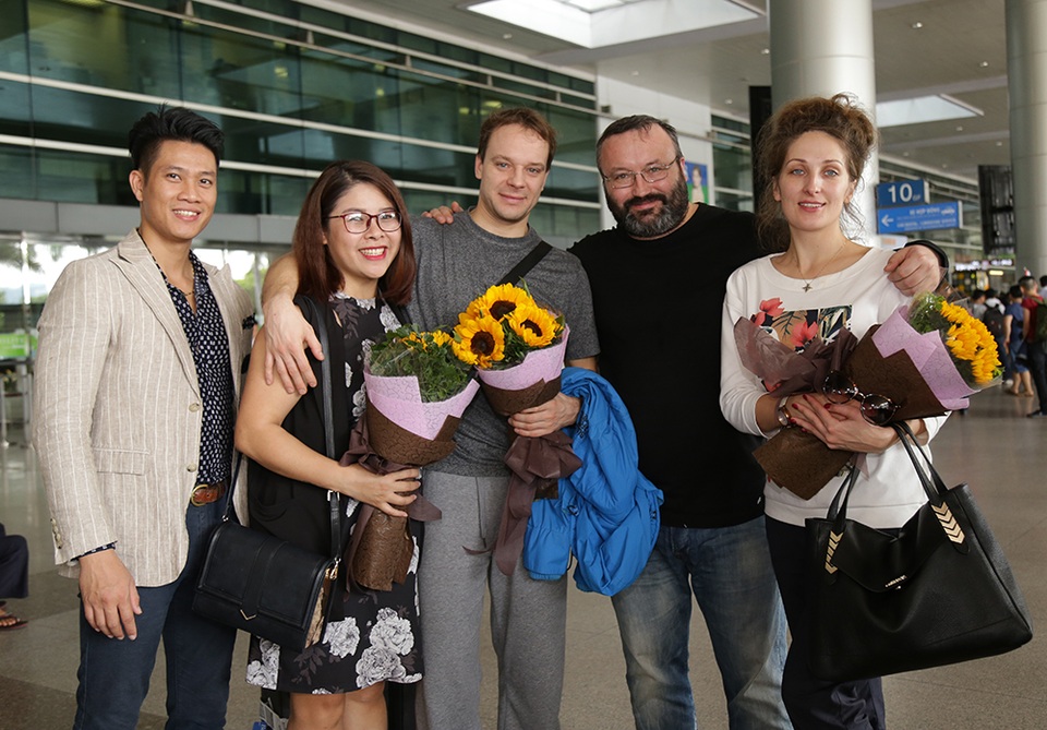 Vũ công ngôi sao Sergey Sergeyevich Smirnov (áo xám) là nghệ sĩ ballet xuất sắc nhất Châu Âu - Người thể hiện vai nam chính - Hoàng tử - trong cả hai vở diễn.