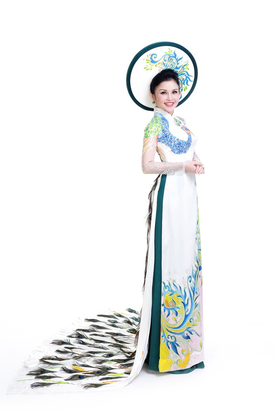 Với trang phục áo dài lông công sang trọng, Janny Thủy Trần đã đoạt giải Hoa Hậu Áo Dài trong cuộc thi Hoa Hậu Phu Nhân Việt Nam Hoàn Cầu 2016 vừa qua. Trền nền trắng, mặt trước áo dài được vẽ thoát hình chim công, điểm nhấn là tà sau đính kết tinh xảo từng chiếc lông công.