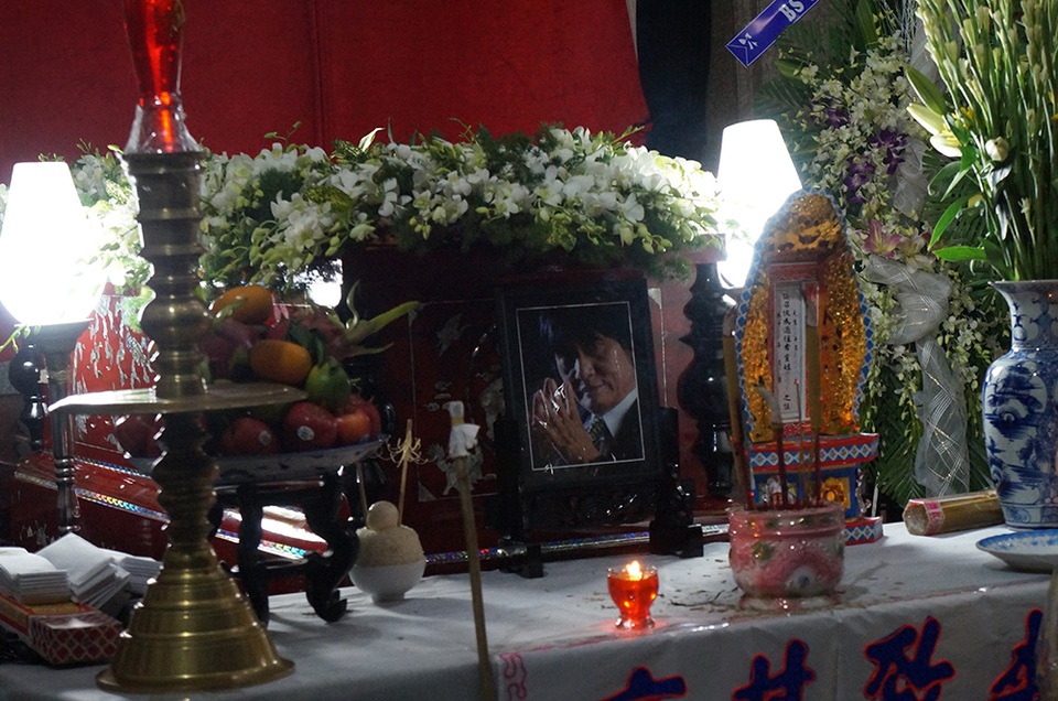 
Linh cữu của ca sĩ Quang Lý được đặt tại nhà tang lễ thành phố. Sự ra đi của ông là nỗi mất mát rất đột ngột đối với gia đình và bạn bè.
