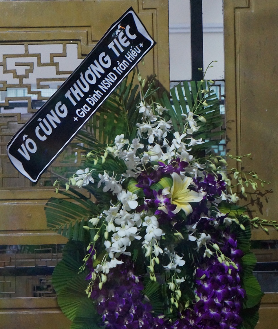 Gia đình nghệ sĩ nhân dân Trần Hiếu gửi vòng hoa đến viếng nghệ sĩ Quang Lý