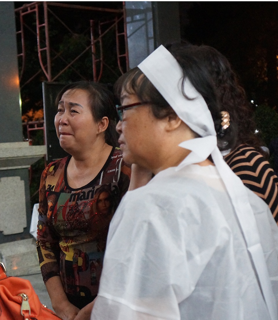 Nhiều người thân của gia đình từ Hải Phòng, Nam Định... đã bay ngay vào Sài Gòn khi hay tin ông mất. Có cả đoàn người vừa xuống máy bay còn chưa kịp ghé qua nhà cất hành lý đã đến thẳng nhà tang lễ. Vừa bước vào cửa, nhìn thấy linh cữu của ông nằm đó đã bật khóc trong nghẹn ngào.