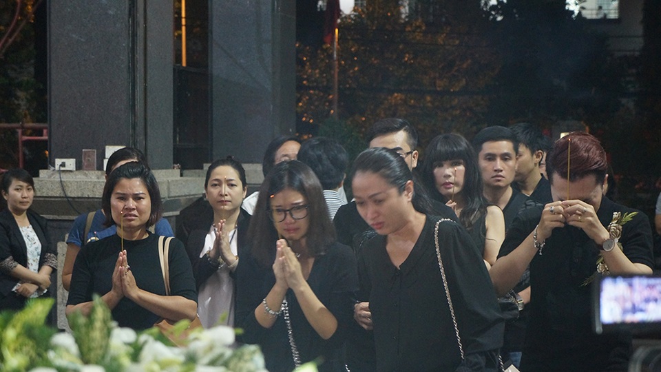 Đoàn nghệ sĩ đầu tiên đến viếng nghệ sĩ Quang Lý là những người vừa làm việc với ông trong gameshow đầu tiên mà ông tham gia, nhưng cũng là chương trình cuối cùng trong cuộc đời ông. Ở đây, mọi người đều kính nể và thương ông nhiều nhất không chỉ vì tuổi đời, tuổi nghề mà còn bởi sự hóm hỉnh, tươi vui.