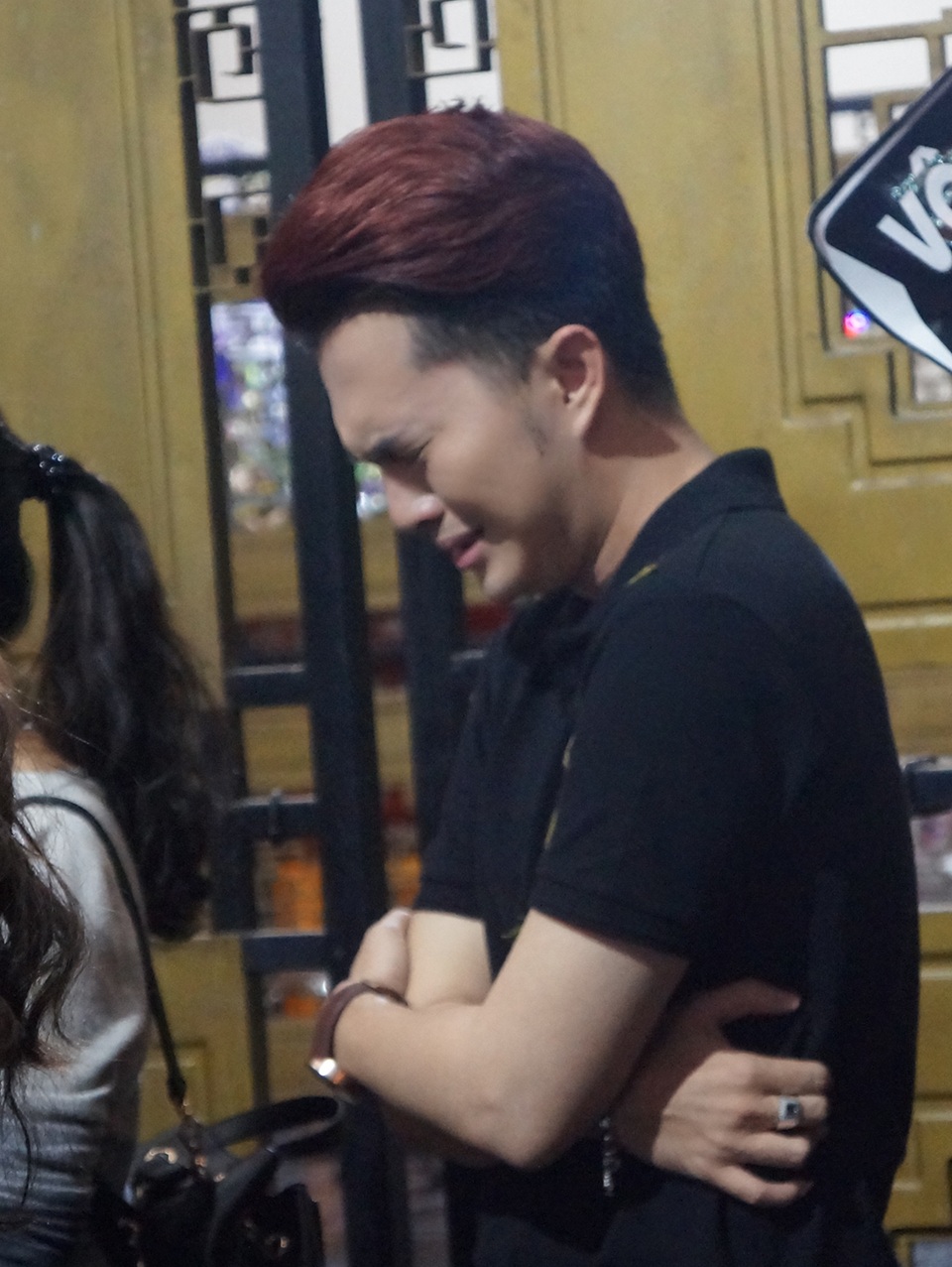 
Ca sĩ Nam Cường cũng không nén được xúc động
