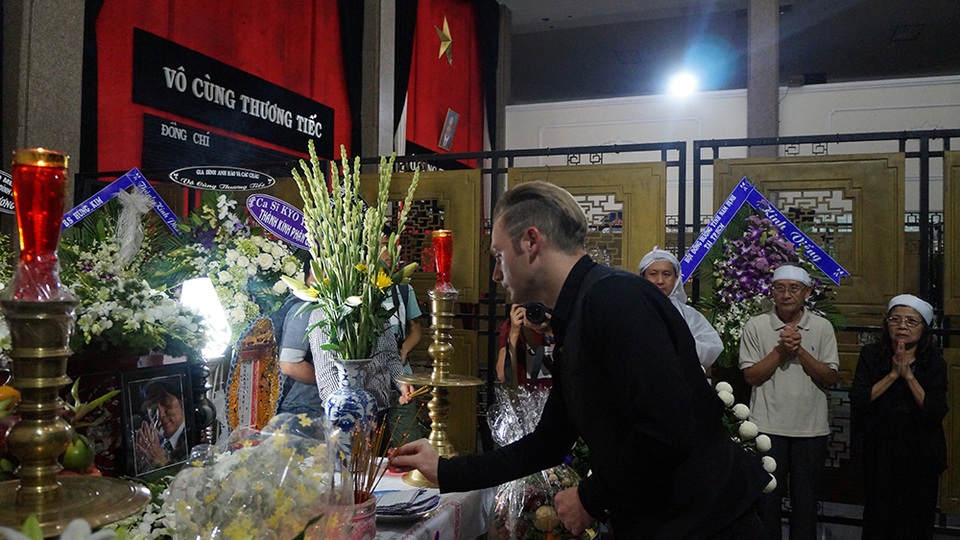 Ca sĩ Kyo York thành kính thắp nhanh cho nghệ sĩ Quang Lý