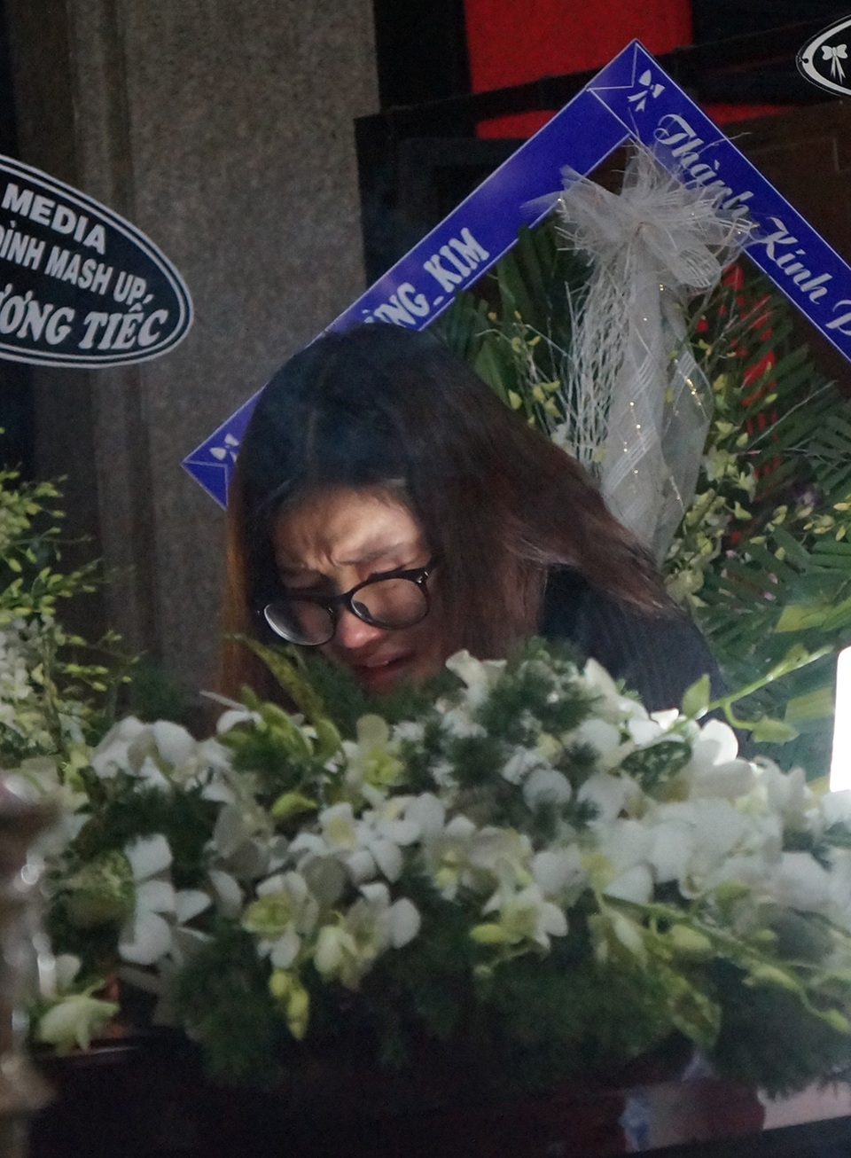 Hoàng Yến đã bật khóc nức nở khi nhìn thấy mặt của người cô vừa được gọi bằng Ba vừa ra đi