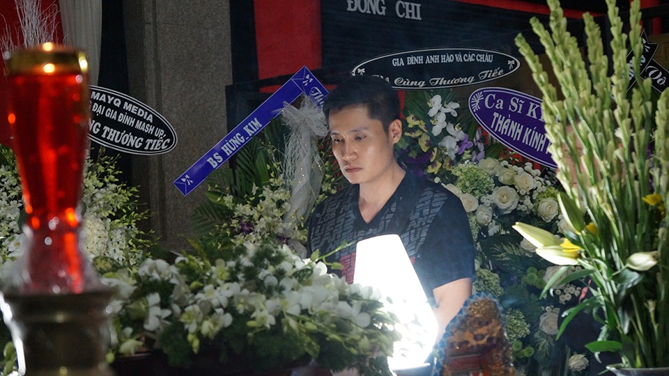 Ca sĩ Xuân Phú buồn bã nhìn mặt nghệ sĩ Quang Lý lần cuối