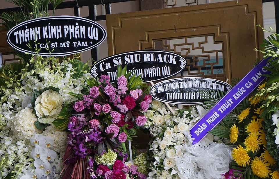 Ca sĩ Mỹ Tâm, Siu Black cũng gửi vòng hoa đến viếng nghệ sĩ