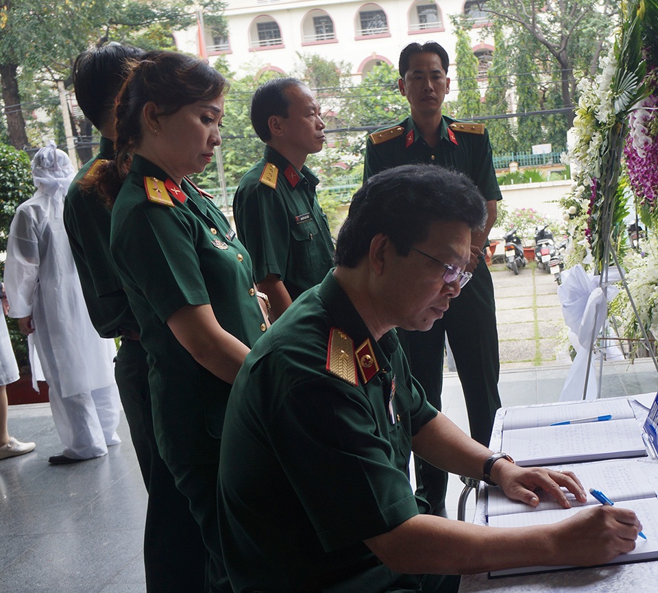 Con gái NSƯT Quang Lý nức nở bên linh cữu cha - 13