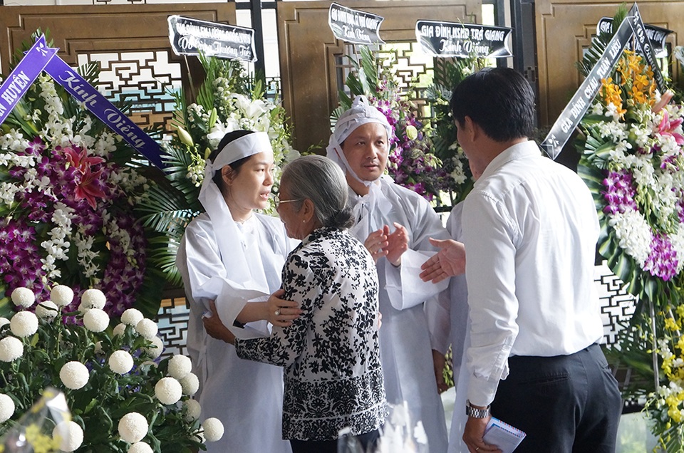 “Chồng tôi đặc biệt thích cách làm việc nghiêm túc của Quang Lý, với ông ấy, Quang Lý là một trong những ca sĩ thể hiện thành công nhất ca khúc Hà Nội – niềm tin và hy vọng của ông”, nghệ sĩ Phi Điểu cho biết và bày tỏ sự tiếc thương cho sự ra đi của nghệ sĩ Quang Lý.