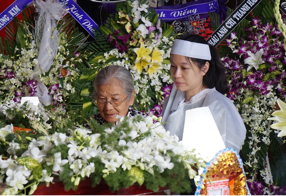 Nghệ sĩ Phi Điểu chia buồn cùng gia đình và nhìn mặt ca sĩ Quang Lý lần cuối