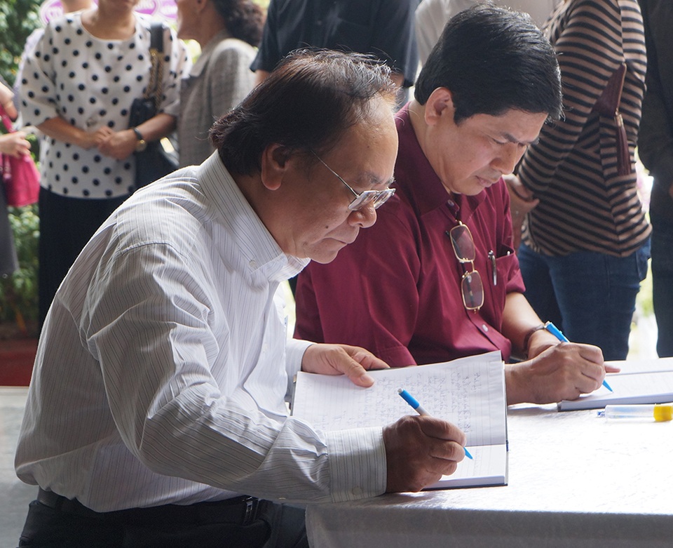 Con gái NSƯT Quang Lý nức nở bên linh cữu cha - 14