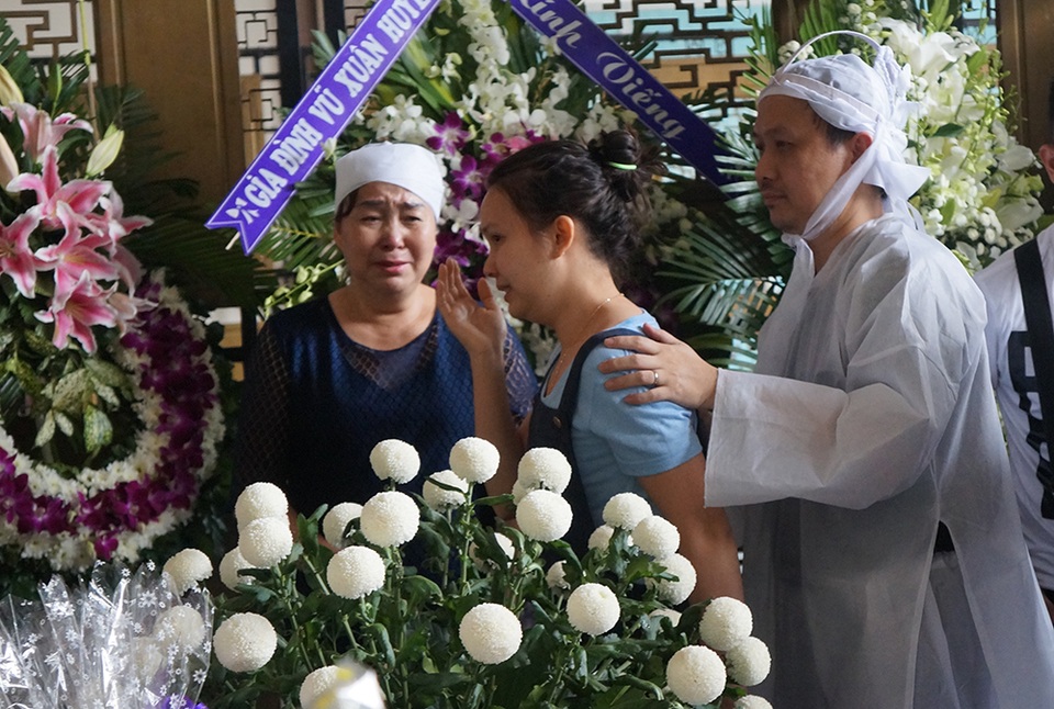 Con gái nghệ sĩ bật khóc nức nở khiến cả gia đình cũng không ai cầm được nước mắt