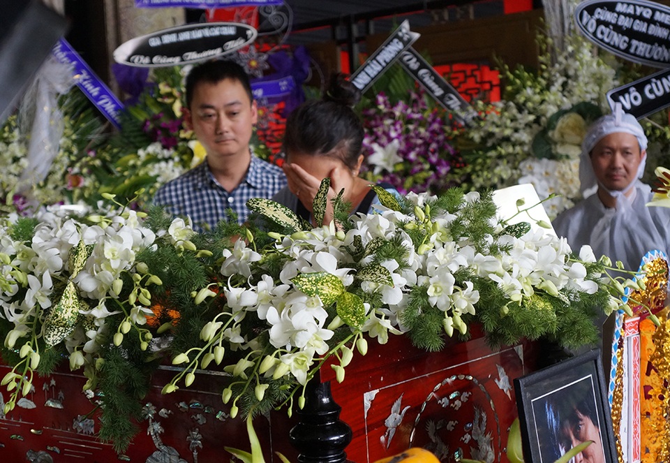 Nguyệt Anh ôm mặt khóc khi chỉ được nhìn thấy cha lần cuối qua lớp kính quan tài