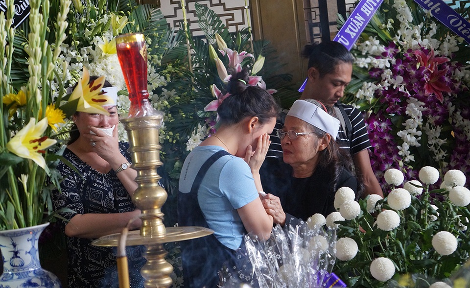 Con gái NSƯT Quang Lý nức nở bên linh cữu cha - 3