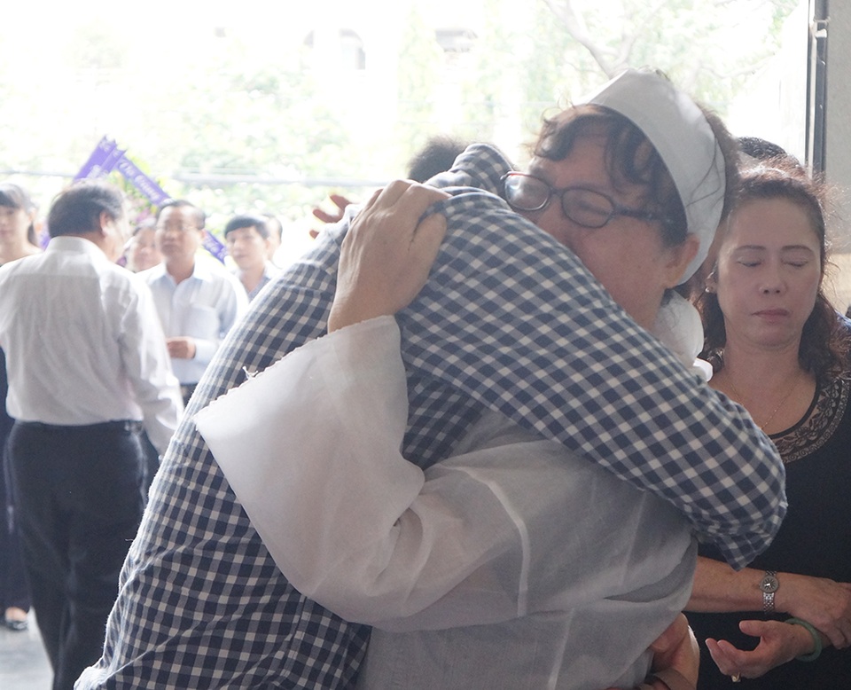 Vợ nghệ sĩ Quang Lý cho biết từ tối qua đến giờ bà không thể ngủ được. Tuy nhiên vẫn gắng gượng tiếp khách đến chia buồn cùng gia đình. Khi con gái và con rể về, bà không thể nén được xúc động mà cũng bật khóc nức nở trong vòng tay các con.