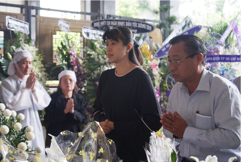 MC Quỳnh Hoa cũng đến viếng và chia buồn cùng gia đình.