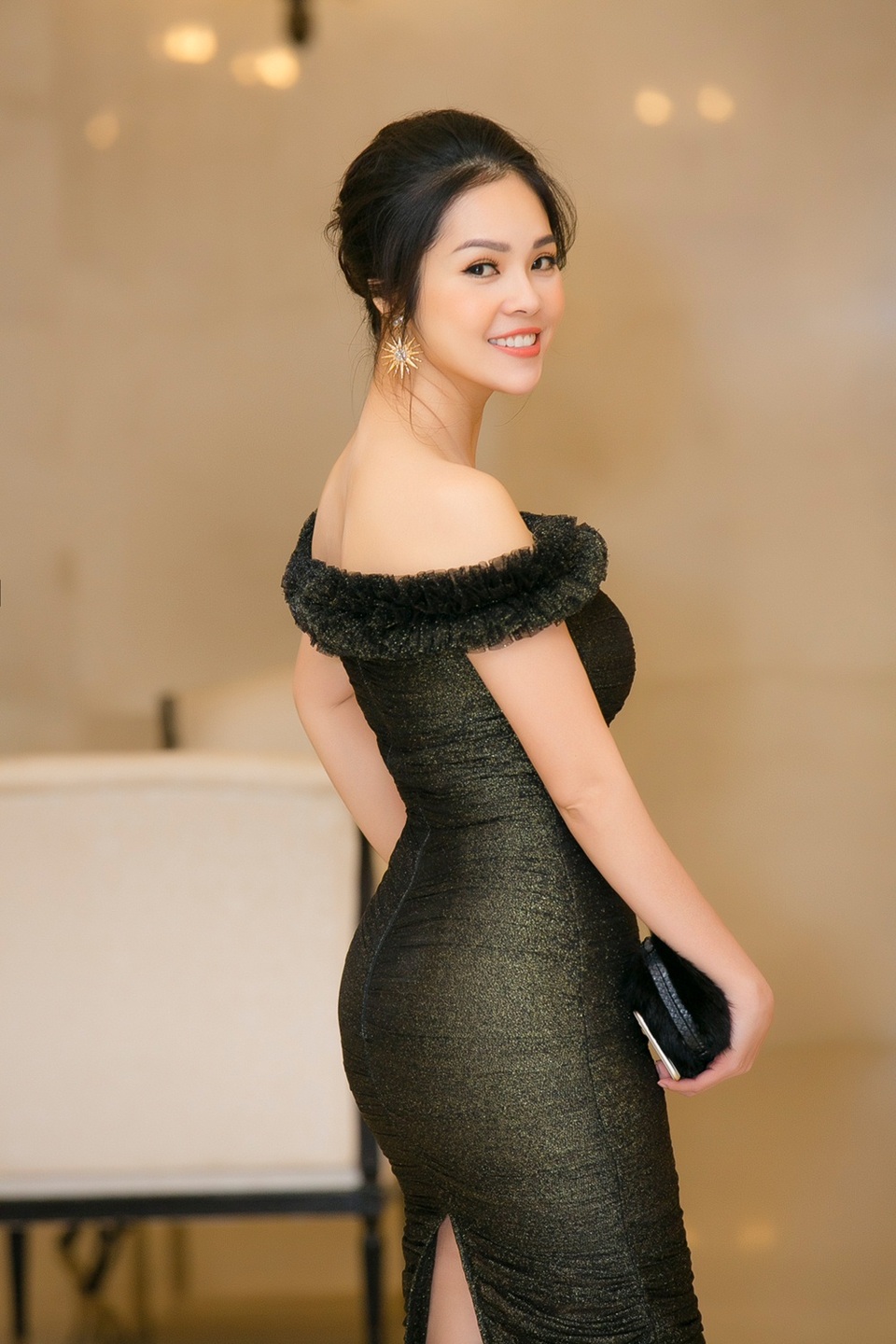 Dương Cẩm Lynh khiến nhiều người bất ngờ khi diện chiếc đầm hở vai ôm sát cơ thể, khoe dáng gợi cảm dù chỉ vừa sinh xong.