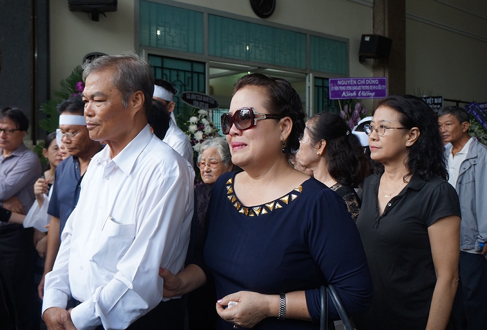 
Giây phút này, người thân và bạn bè không kìm được cảm xúc, nhiều người òa khóc nức nở... Ai rồi cũng phải ra đi, vẫn biết vậy mà sao vẫn bàng hoàng quá... Xin vĩnh biệt anh như lời NSƯT Hà Xuyên viết trong sổ tang.
