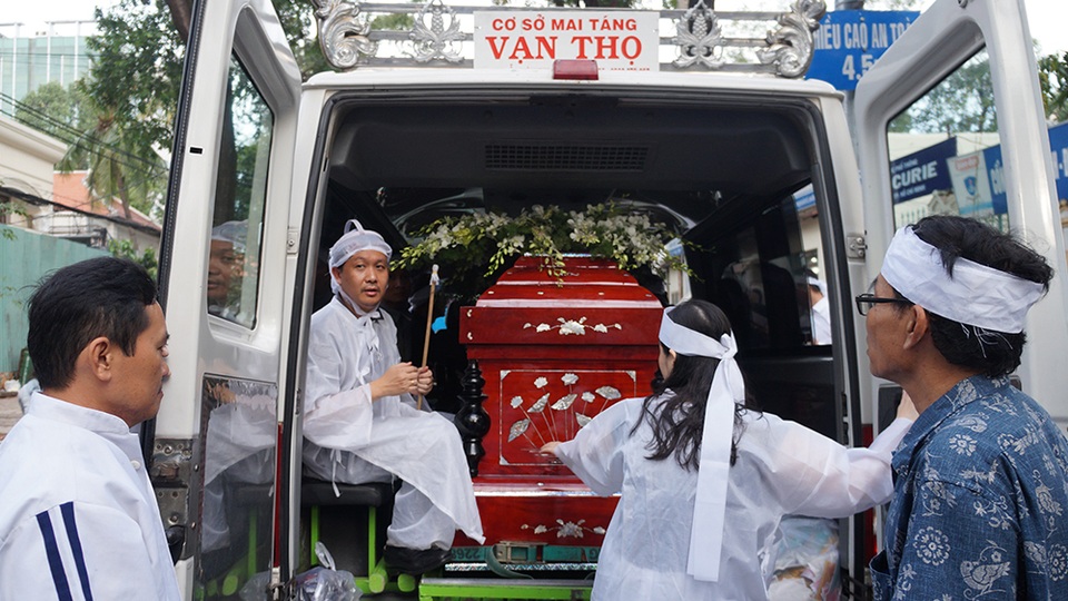Linh cữu của nghệ sĩ Quang Lý được mang lên xe tang...