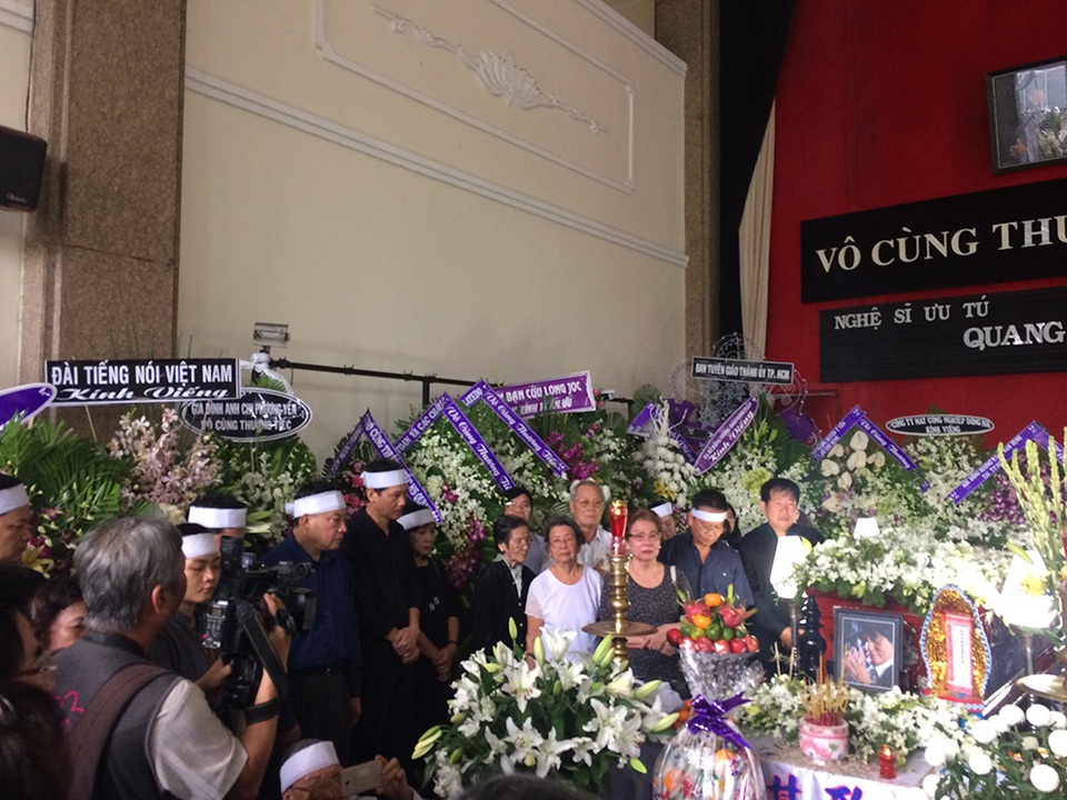 Sáng nay, vào lúc 6h50 nghi thức lễ động quan tang lễ nghệ sĩ ưu tú Quang Lý chính thức diễn ra. Rất đông người thân trong gia đình và bạn bè đã có mặt từ rất sớm để tiễn đưa ông lần cuối.