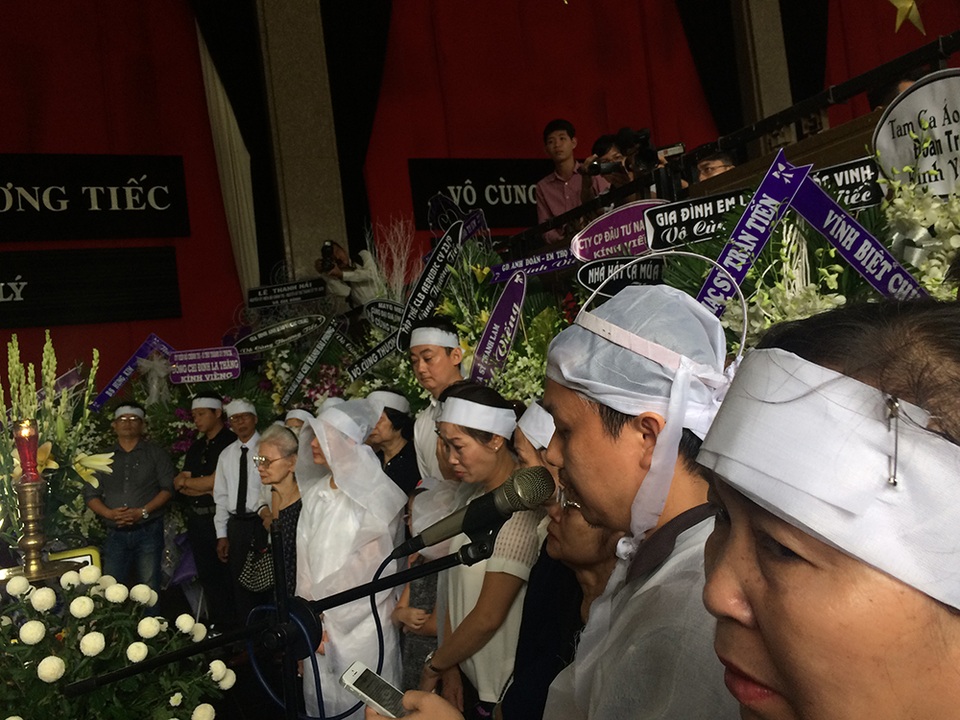 Con trai nghệ sĩ Quang Lý đọc lời cảm tạ trước khi thực hiện nghi thức của lễ động quan