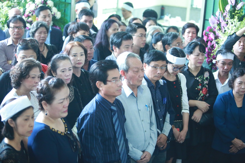 Gia đình, bạn bè nghẹn ngào tiễn biệt NSƯT Quang Lý - 3 
Những phút giây tưởng niệm người đã mất, ai cũng đều lặng đi trong niềm tiếc thương...