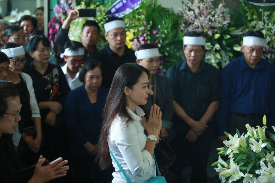 Gia đình, bạn bè nghẹn ngào tiễn biệt NSƯT Quang Lý - 8 Ca sĩ Hồng Hạnh rất xúc động khi thắp nén nhang tiễn đưa nghệ sĩ Quang Lý