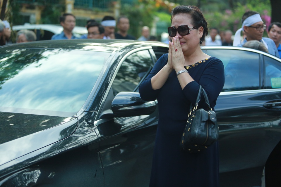 Gia đình, bạn bè nghẹn ngào tiễn biệt NSƯT Quang Lý - 27 Thành kính tiễn đưa một người đáng kính đã ra đi...