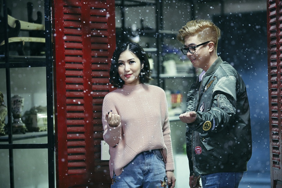 Bùi Anh Tuấn bối rối khi ôm “tình cũ” Hương Tràm - 2 Không chỉ kết hợp song ca với ca khúc mới, cả hai còn cùng nhau thực hiện MV chung, có thể nói đây là sự kết hợp khá bất ngờ.