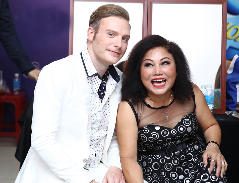 Kyo York cũng chia sẻ, Siu Black không chỉ là thần tượng mà còn là người đầu tiên giúp đỡ anh trong sự nghiệp ca hát, khi anh mới vào Việt Nam. Do đó, cả hai khá “hợp cạ” nhau trên sân khấu.