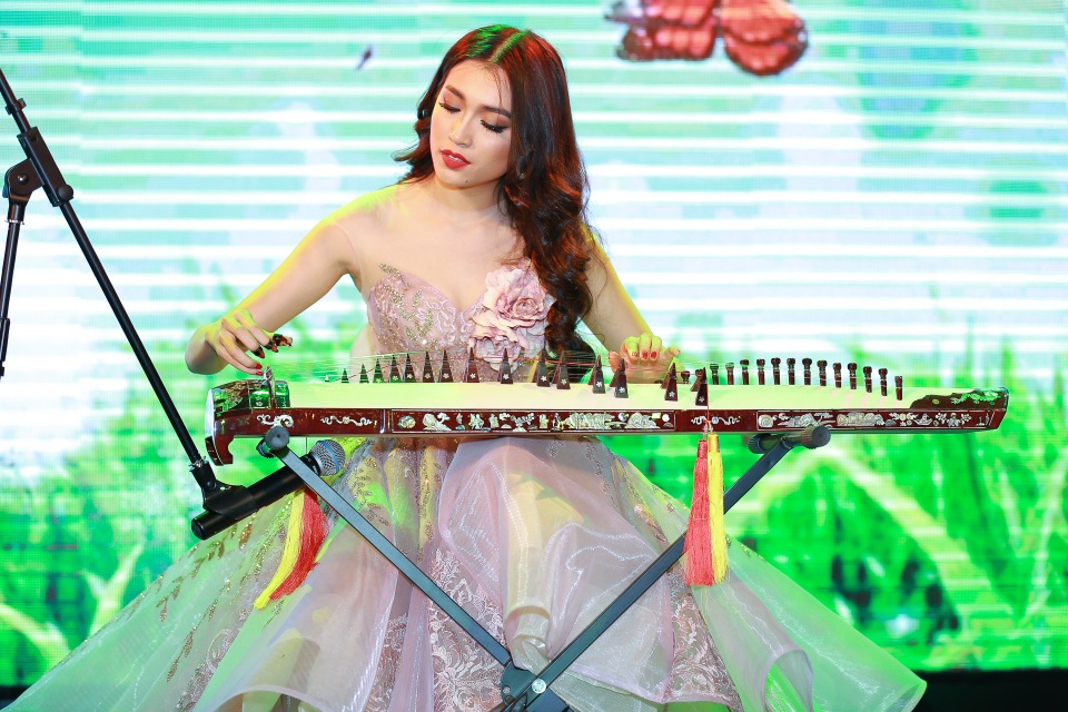 Á hậu Lệ Hằng bị áp lực vì dấu ấn của Phạm Hương - 10
Lệ Hằng thể hiện khả năng đánh đàn, đây cũng là phần thi tài năng mà Lệ Hằng mang đến cuộc thi năm nay.