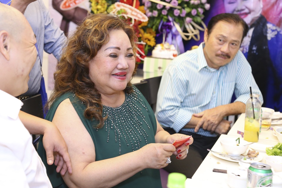 NSND Ngọc Giàu đón tuổi mới bên Phạm Hương - 12 NSND Ngọc Giàu đón tuổi mới bên Phạm Hương - 12