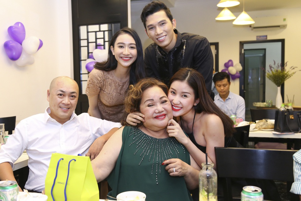 NSND Ngọc Giàu đón tuổi mới bên Phạm Hương - 4 NSND Ngọc Giàu đón tuổi mới bên Phạm Hương - 4