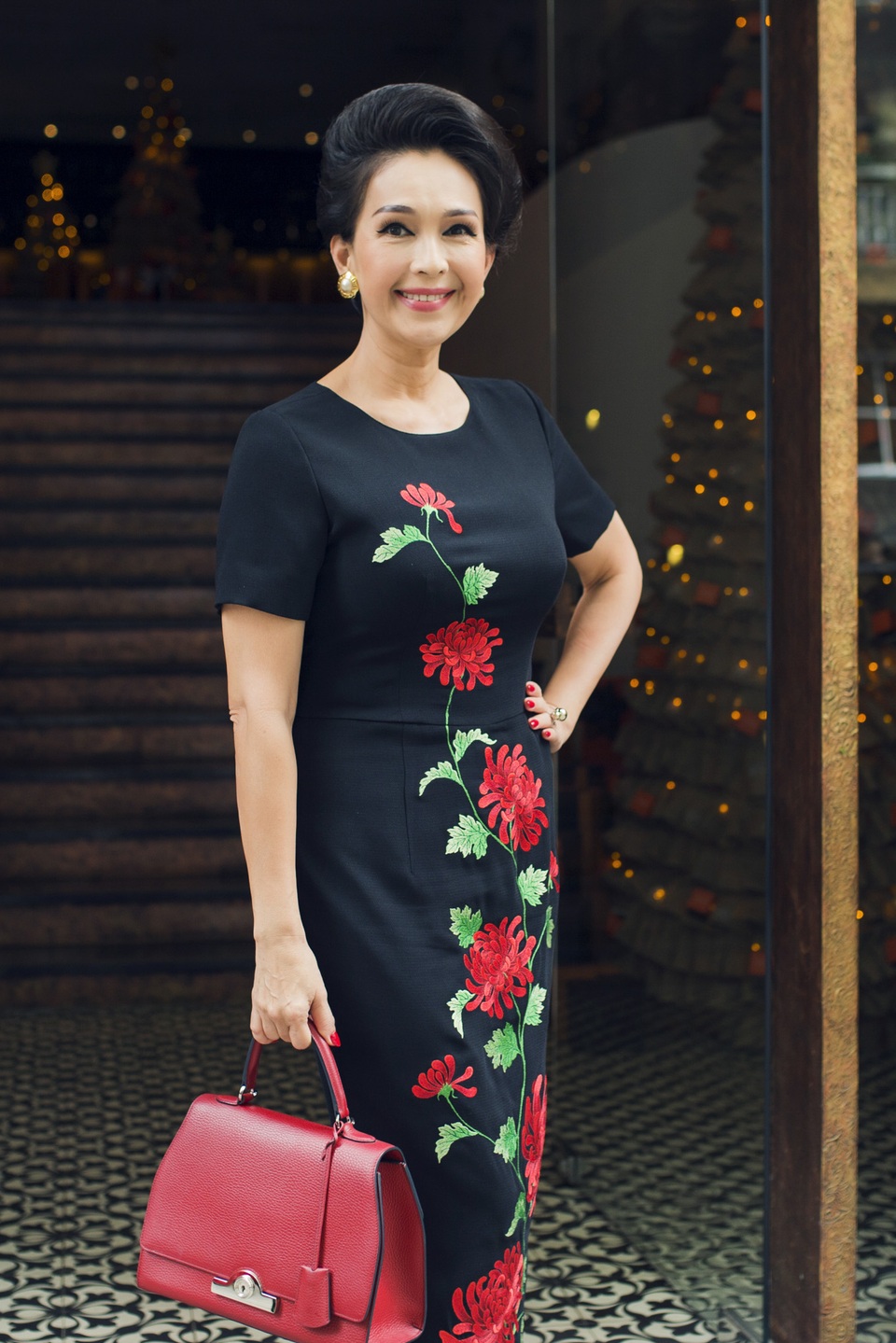 Diễm My diện thiết kế bodycon ôm sát gọn gàng kết hợp họa tiết hoa cúc thêu tay màu đỏ rực rỡ. Đây cũng là một trong những phom trang phục mà nữ diễn viên yêu thích. Cô kết hợp giày, túi xác hàng hiệu đồng điệu với sắc đỏ nổi bật.