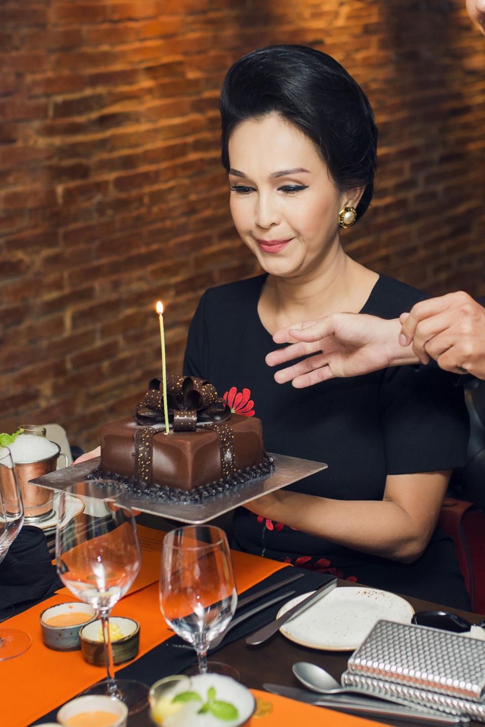 Dù đã được đón tuổi mới bên cạnh bạn bè thân thiết trong nhiều năm qua nhưng Diễm My vẫn cảm thấy xúc động và bất ngờ.