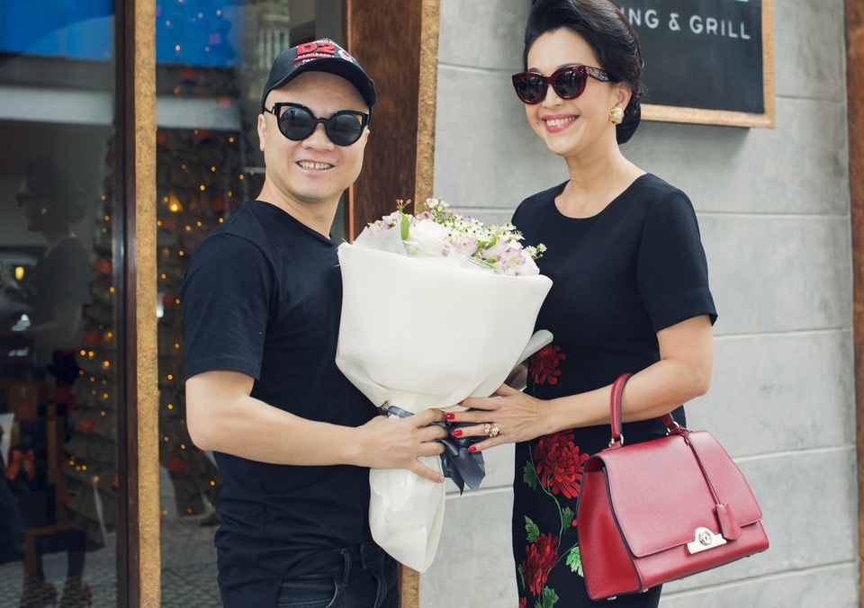 Nhà thiết kế Đỗ Mạnh Cường dù đang bận rộn cho show diễn cá nhân sắp diễn ra vẫn dành thời gian đến chúc mừng người chị thân thiết.