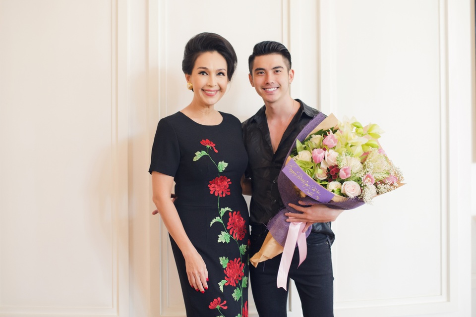 
Nam diễn viên, người mẫu Hoàng Tiến Dũng đến chúc mừng sinh nhật Diễm My
