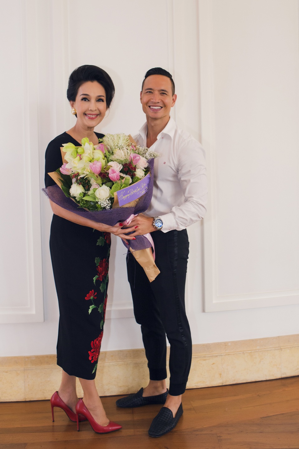 Nam diễn viên cuốn hút với sơ mi trắng phối quần âu đơn giản