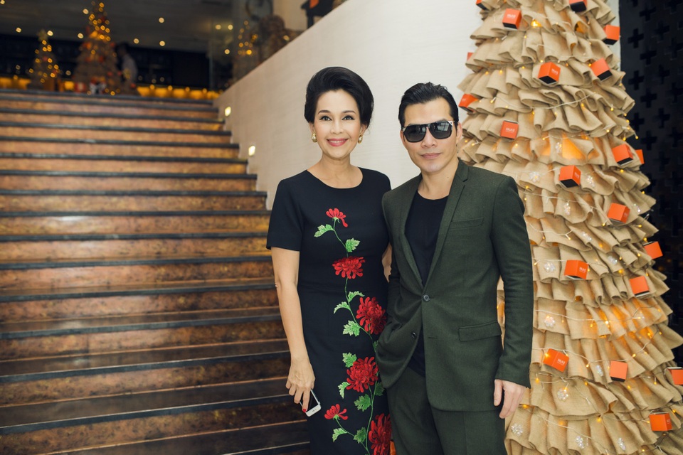 Diễn viên Trần Bảo Sơn cũng có mặt trong bữa tiệc sinh nhật Diễm My và lịch lãm với bộ suit màu rêu.