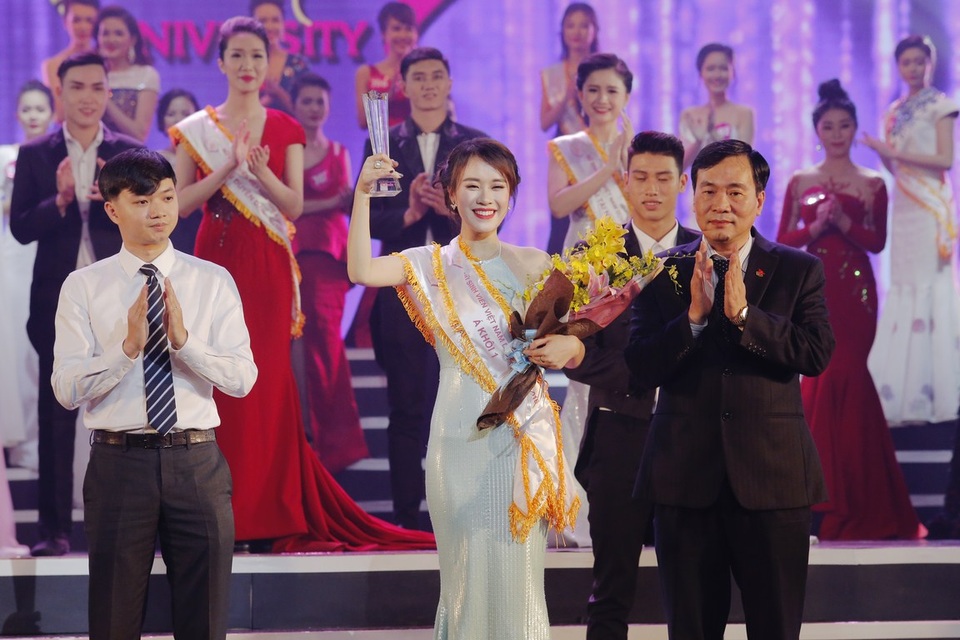 
Ngô Thị Mai Phương (SBD 173), nữ sinh viên đến từ trường ĐH KHXH&NV - ĐHQG Hà Nội, đoạt giải Á khôi 1.
