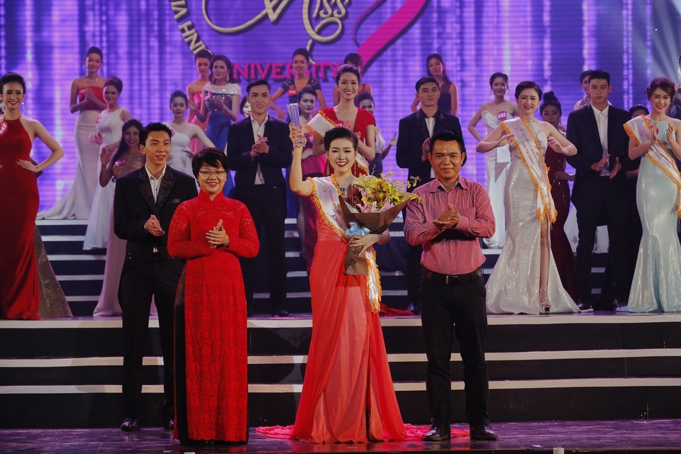 Tôn Hồng Hoa (SBD 764)- sinh viên trường Đại học Văn Hiến Tp.Hồ Chí Minh đã đoạt giải Á khôi 2.