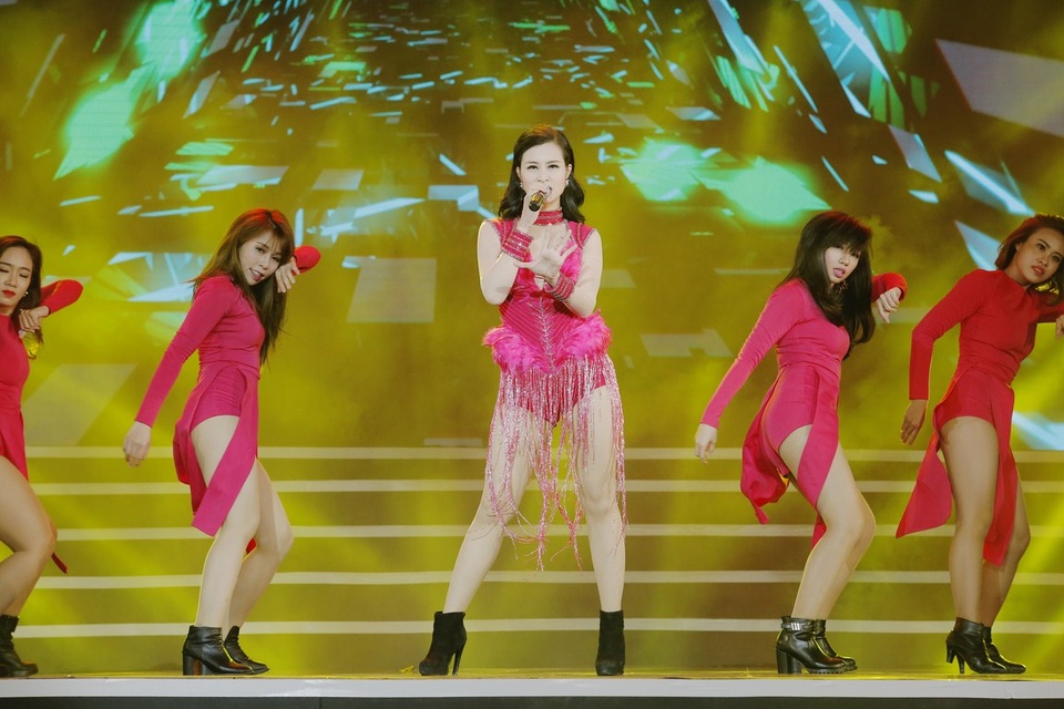 Ca sĩ Đông Nhi sôi động cùng vũ đoàn trên sân khấu