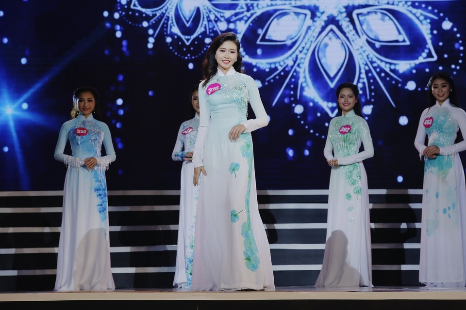 Tân Hoa khôi Nữ sinh Duyên dáng lúng túng khi thi ứng xử - 1