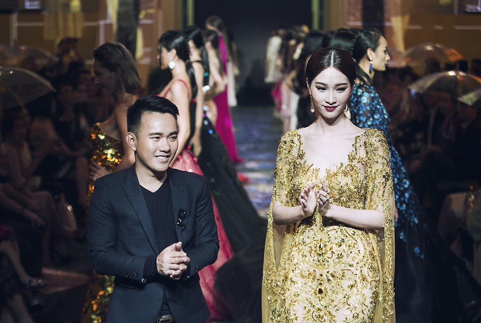 Hoa hậu Đặng Thu Thảo lần đầu tiên trình diễn catwalk - 4 Hoa hậu Đặng Thu Thảo chia sẻ, cô rất hồi hộp khi nhận lời làm vedette vì chưa có nhiều kinh nghiệm catwalk. Thế nên hoa hậu Việt Nam 2012 đã mất cả tháng để chuẩn bị cho tiết mục trình diễn này của mình.