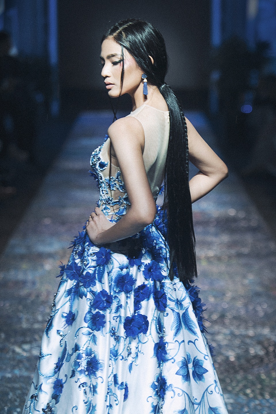 Hoa hậu Đặng Thu Thảo lần đầu tiên trình diễn catwalk - 7 Người đẹp trình diễn chiếc váy được thêu tay cầu kì đã tạo nên một một cái kết hoàn hảo cho màn 2