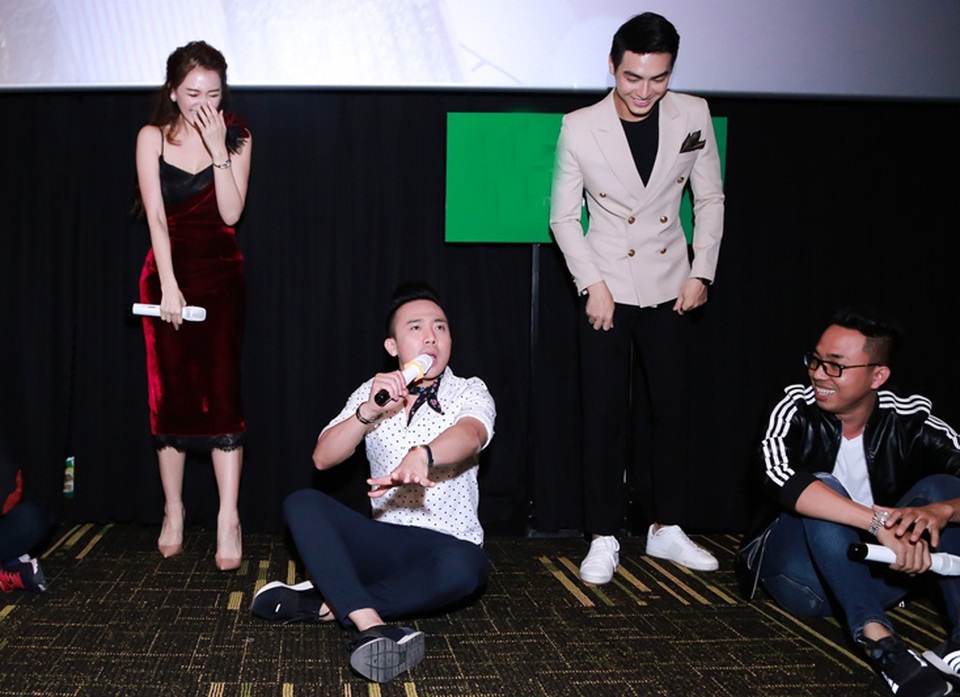 Nam MC “giận dỗi” ngồi bệt xuống sàn để “nói chuyện phải trái” vì bị bạn gái “nói xấu”. Anh phản đối về nhận định của người yêu dành cho mình “Hari không phải xuề xòa mà là “bê bối”, còn tôi cẩn thận, sạch sẽ”.