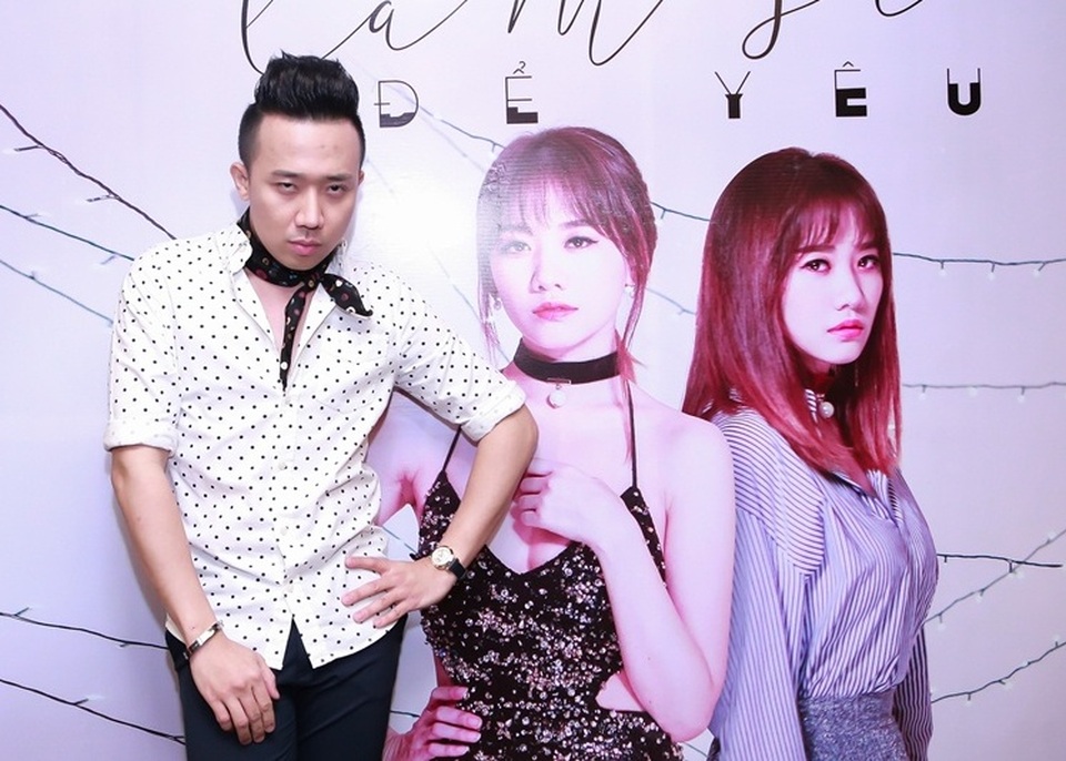 Trấn Thành tạo dáng hài hước bên poster của bạn gái trước buổi ra mắt. Nam MC còn chia sẻ, sắp tới anh và Hari sẽ có những sản phẩm chung với nhau.