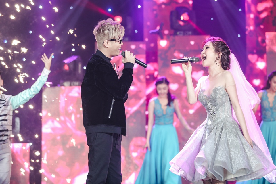 Hương Tràm mặc áo cưới ngọt ngào ôm Bùi Anh Tuấn - 1 Bùi Anh Tuấn ngọt ngào song ca cùng Hương Tràm